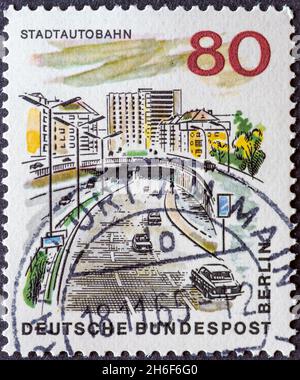 ALLEMAGNE, Berlin - VERS 1965: Un timbre-poste de l'Allemagne, Berlin montrant une série la nouvelle Berlin: Ville autoroute Banque D'Images