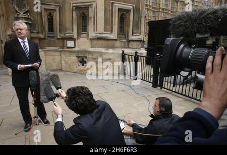 David Davis est photographié à l'extérieur de la Chambre des communes à Londres cet après-midi où il a annoncé sa démission à titre de secrétaire à l'intérieur fantôme et député conservateur. Banque D'Images