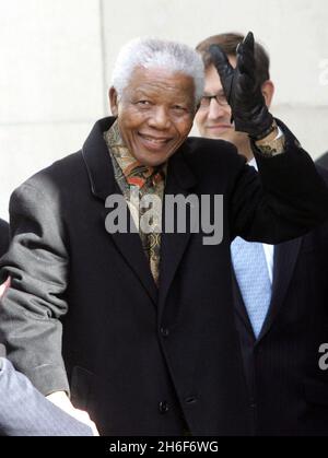 Nelson Mandela arrive à l'hôtel Dorchester de Londres, en prévision de son concert du 90e anniversaire vendredi.On s'attend à ce que le politicien organise mercredi un dîner avec des célébrités et des dirigeants du monde, y compris le Premier ministre Gordon Brown. Banque D'Images