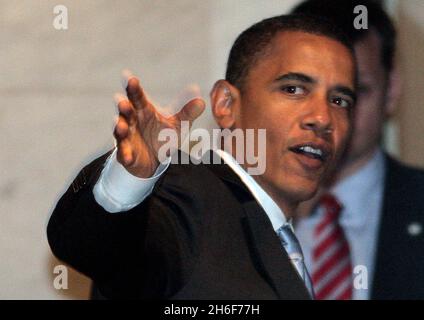 Le candidat à la présidence DES ÉTATS-UNIS Barack Obama arrive à son hôtel dans le centre de Londres ce soir.La tournée européenne du candidat démocrate se terminera demain (samedi), lorsqu'il aura des entretiens avec le Premier ministre Gordon Brown, le chef conservateur de l'opposition David Cameron et l'ancien Premier ministre Tony Blair. Banque D'Images