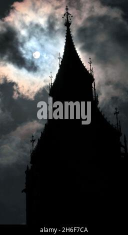 Une éclipse partielle a été vue ce matin à travers le Royaume-Uni pour la première fois en deux ans.Photos : l'éclipse vue au-dessus de Big Ben ce matin. Banque D'Images