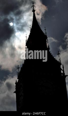 Une éclipse partielle a été vue ce matin à travers le Royaume-Uni pour la première fois en deux ans.Photos : l'éclipse vue au-dessus de Big Ben ce matin. Banque D'Images