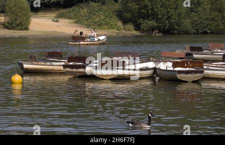 Le lac de canotage à Hollow Ponds, dans l'est de Londres.Samedi était prévu pour être le dernier jour de temps chaud à Londres cet été avec des tempêtes de tonnerre sur le chemin. Banque D'Images