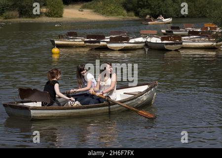 Le lac de canotage à Hollow Ponds, dans l'est de Londres.Samedi était prévu pour être le dernier jour de temps chaud à Londres cet été avec des tempêtes de tonnerre sur le chemin. Banque D'Images