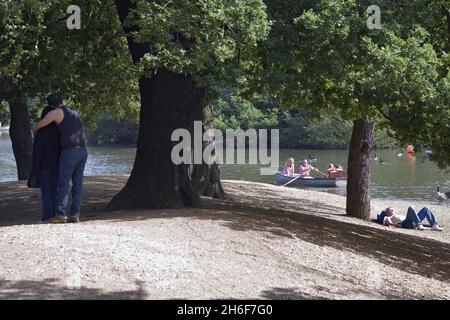 Creux Ponds dans l'est de Londres.Samedi était prévu pour être le dernier jour de temps chaud à Londres cet été avec des tempêtes de tonnerre sur le chemin. Banque D'Images