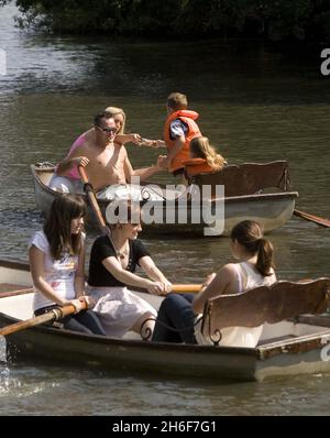 Le lac de canotage à Hollow Ponds, dans l'est de Londres.Samedi était prévu pour être le dernier jour de temps chaud à Londres cet été avec des tempêtes de tonnerre sur le chemin. Banque D'Images