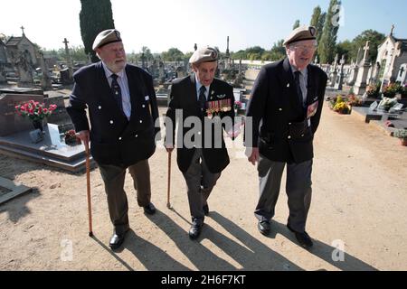 Trois des derniers survivants de SAS de la Seconde Guerre mondiale au cimetière de Verriers, en France, où le Lt Tomos Stephens est enterré.L-R Ron Maitland-Flanagan (ex SAS/SBS Royal Navy plongeur), âgé de 85 ans, Cyril Wheeler (ex SAS), âgé de 93 ans et Joe Schofield (ex SAS), âgé de 87 ans. Banque D'Images