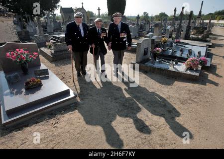 Trois des derniers survivants de SAS de la Seconde Guerre mondiale au cimetière de Verriers, en France, où le Lt Tomos Stephens est enterré.L-R Ron Maitland-Flanagan (ex SAS/SBS Royal Navy plongeur), âgé de 85 ans, Cyril Wheeler (ex SAS), âgé de 93 ans et Joe Schofield (ex SAS), âgé de 87 ans. Banque D'Images