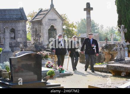 Trois des derniers survivants de SAS de la Seconde Guerre mondiale au cimetière de Verriers, en France, où le Lt Tomos Stephens est enterré.L-R Ron Maitland-Flanagan (ex SAS/SBS Royal Navy plongeur), âgé de 85 ans, Cyril Wheeler (ex SAS), âgé de 93 ans et Joe Schofield (ex SAS), âgé de 87 ans. Banque D'Images