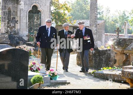 Trois des derniers survivants de SAS de la Seconde Guerre mondiale au cimetière de Verriers, en France, où le Lt Tomos Stephens est enterré.L-R Ron Maitland-Flanagan (ex SAS/SBS Royal Navy plongeur), âgé de 85 ans, Cyril Wheeler (ex SAS), âgé de 93 ans et Joe Schofield (ex SAS), âgé de 87 ans. Banque D'Images