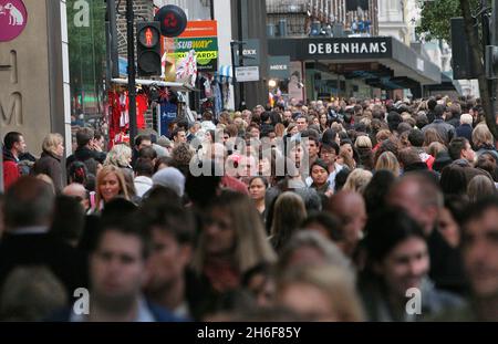 Des milliers de chasseurs de bonnes affaires ont pris les ventes à Oxford Street pendant le week-end, malgré que le Royaume-Uni soit officiellement au début d'une récession, Londres. Banque D'Images
