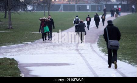 Neige dans le parc St James, à côté du palais de Buckingham, tandis que les Londoniens se réveillaient ce matin à une diffusion de lumière de neige et à une autre journée froide glaciale à travers la capitale. Banque D'Images