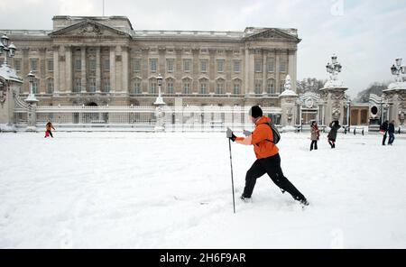 Aujourd'hui, un homme se glisse dans la neige près de Buckingham Palace dans le centre de Londres Banque D'Images