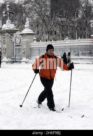 Aujourd'hui, un homme se glisse dans la neige près de Buckingham Palace dans le centre de Londres Banque D'Images