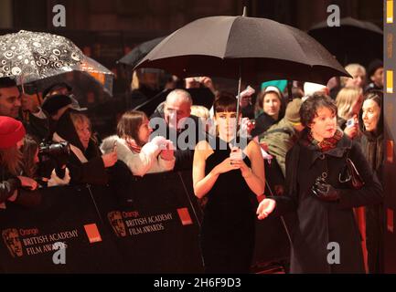 Penelope Cruz arrive pour les British Academy film Awards 2009 à l'Opéra Royal de Covent Garden, dans le centre de Londres. Banque D'Images