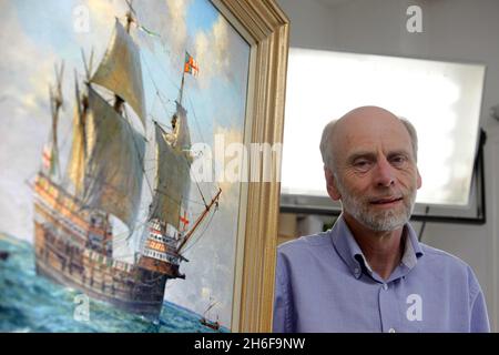 L'artiste marin Geoff Hunt avec sa peinture de la Mary Rose dans son studio de Londres.La peinture est dite la plus précise du phare du roi Henri VIII après que l'artiste ait minutieusement étudié les caractéristiques du navire.Le tableau a été commandé pour le 500e anniversaire de l'aveu du Roi sur le trône le 21 avril 1509 et sera dévoilé le mois prochain lors d'une exposition. Banque D'Images