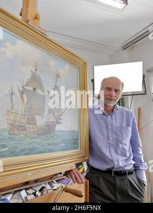 L'artiste marin Geoff Hunt avec sa peinture de la Mary Rose dans son studio de Londres.La peinture est dite la plus précise du phare du roi Henri VIII après que l'artiste ait minutieusement étudié les caractéristiques du navire.Le tableau a été commandé pour le 500e anniversaire de l'aveu du Roi sur le trône le 21 avril 1509 et sera dévoilé le mois prochain lors d'une exposition. Banque D'Images