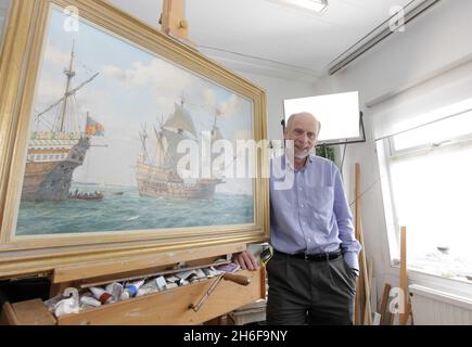 L'artiste marin Geoff Hunt avec sa peinture de la Mary Rose dans son studio de Londres.La peinture est dite la plus précise du phare du roi Henri VIII après que l'artiste ait minutieusement étudié les caractéristiques du navire.Le tableau a été commandé pour le 500e anniversaire de l'aveu du Roi sur le trône le 21 avril 1509 et sera dévoilé le mois prochain lors d'une exposition. Banque D'Images