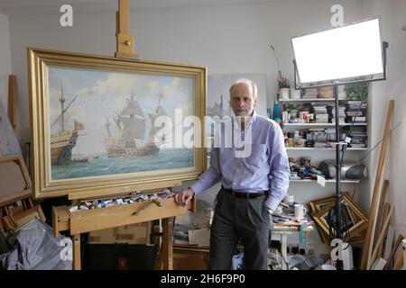 L'artiste marin Geoff Hunt avec sa peinture de la Mary Rose dans son studio de Londres.La peinture est dite la plus précise du phare du roi Henri VIII après que l'artiste ait minutieusement étudié les caractéristiques du navire.Le tableau a été commandé pour le 500e anniversaire de l'aveu du Roi sur le trône le 21 avril 1509 et sera dévoilé le mois prochain lors d'une exposition. Banque D'Images