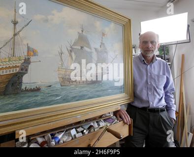 L'artiste marin Geoff Hunt avec sa peinture de la Mary Rose dans son studio de Londres.La peinture est dite la plus précise du phare du roi Henri VIII après que l'artiste ait minutieusement étudié les caractéristiques du navire.Le tableau a été commandé pour le 500e anniversaire de l'aveu du Roi sur le trône le 21 avril 1509 et sera dévoilé le mois prochain lors d'une exposition. Banque D'Images