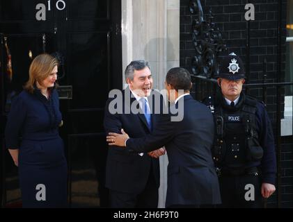 Le Premier ministre britannique Gordon Brown salue le président américain Barack Obama devant LA RUE DOWNING NO 10 ce matin . Banque D'Images