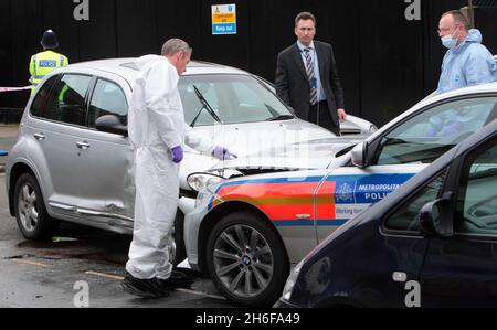 Des enquêtes sont en cours sur les lieux proches du site olympique de Stratford, dans l'est de Londres, où un policier a poursuivi des blessures graves à la tête suite à un incident impliquant des suspects cambrioleurs Banque D'Images