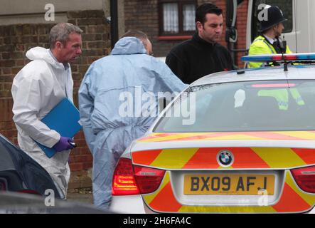 Des enquêtes sont en cours sur les lieux proches du site olympique de Stratford, dans l'est de Londres, où un policier a poursuivi des blessures graves à la tête suite à un incident impliquant des suspects cambrioleurs Banque D'Images