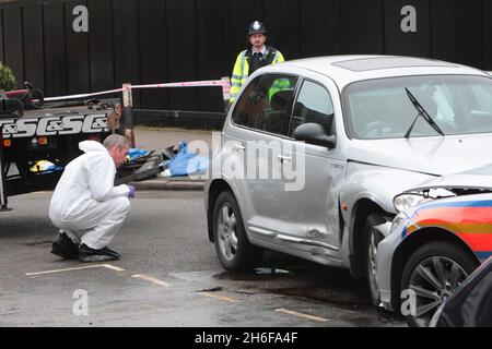 Des enquêtes sont en cours sur les lieux proches du site olympique de Stratford, dans l'est de Londres, où un policier a poursuivi des blessures graves à la tête suite à un incident impliquant des suspects cambrioleurs Banque D'Images