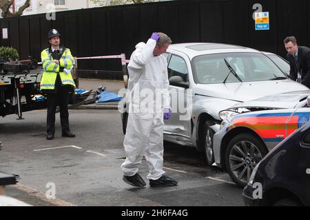 Des enquêtes sont en cours sur les lieux proches du site olympique de Stratford, dans l'est de Londres, où un policier a poursuivi des blessures graves à la tête suite à un incident impliquant des suspects cambrioleurs Banque D'Images