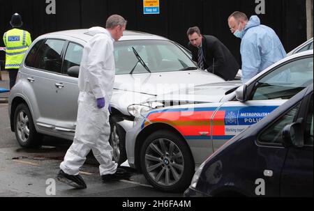 Des enquêtes sont en cours sur les lieux proches du site olympique de Stratford, dans l'est de Londres, où un policier a poursuivi des blessures graves à la tête suite à un incident impliquant des suspects cambrioleurs Banque D'Images