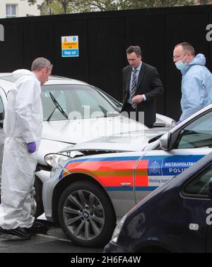 Des enquêtes sont en cours sur les lieux proches du site olympique de Stratford, dans l'est de Londres, où un policier a poursuivi des blessures graves à la tête suite à un incident impliquant des suspects cambrioleurs Banque D'Images