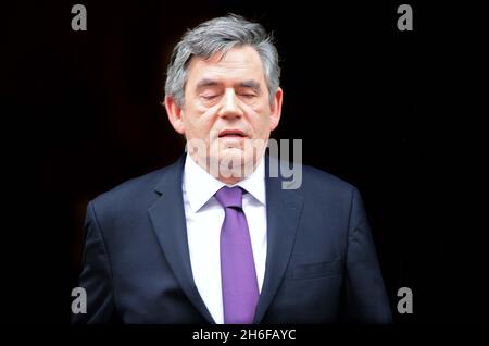 Le premier ministre Gordon Brown quitte le 10 Downing St pour la Chambre des communes où il rencontrera le Parti travailliste parlementaire à Londres. Banque D'Images