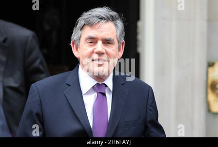 Le premier ministre Gordon Brown quitte le 10 Downing St pour la Chambre des communes où il rencontrera le Parti travailliste parlementaire à Londres. Banque D'Images