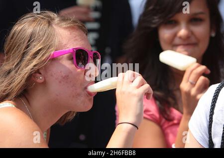 Les suces glacées sont gratuites pour aider les membres du public à se rafraîchir à Covent Garden, Londres, cet après-midi, le jour le plus chaud de l'année jusqu'à présent. Banque D'Images