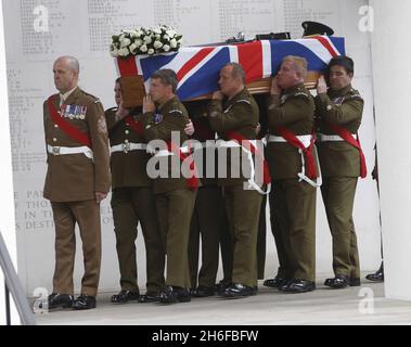 Le cercueil du lieutenant-colonel Rupert Thorneloe, tué en Afghanistan le 1er juillet, est réalisé dans la chapelle de la Garde, à Londres. Banque D'Images