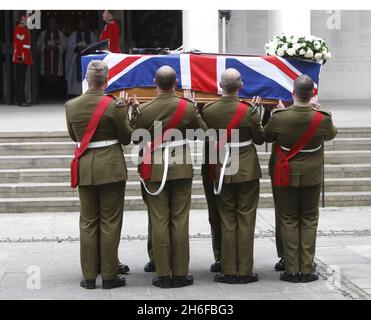 Le cercueil du lieutenant-colonel Rupert Thorneloe est réalisé dans la chapelle de la Garde, qui a été tuée en Afghanistan le 1er juillet, à Londres Banque D'Images