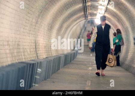 Dominos dans le tunnel piétonnier sous la tamise, d'Island Gardens à Greenwich, dans le cadre d'un rallye Domino géant de 20 kilomètres de long composé de blocs de brise qui s'étendaient dans les cinq quartiers d'accueil des Jeux olympiques de 2012 à Londres aujourd'hui.50,000 blocs de brise ont été mis en place comme une rangée de dominos avec le renversement des blocs commençant en milieu d'après-midi et prenant 6 heures pour terminer dans une grande finale au crépuscule.La route traverse les parcs, les terrains de jeux scolaires, les voies navigables, les ponts et les passages inférieurs. Banque D'Images