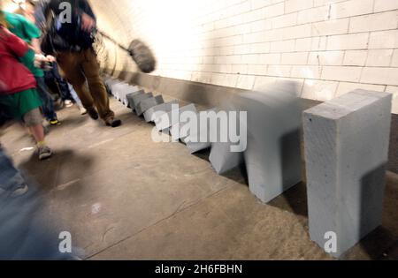 Dominos dans le tunnel piétonnier sous la tamise, d'Island Gardens à Greenwich, dans le cadre d'un rallye Domino géant de 20 kilomètres de long composé de blocs de brise qui s'étendaient dans les cinq quartiers d'accueil des Jeux olympiques de 2012 à Londres aujourd'hui.50,000 blocs de brise ont été mis en place comme une rangée de dominos avec le renversement des blocs commençant en milieu d'après-midi et prenant 6 heures pour terminer dans une grande finale au crépuscule.La route traverse les parcs, les terrains de jeux scolaires, les voies navigables, les ponts et les passages inférieurs. Banque D'Images