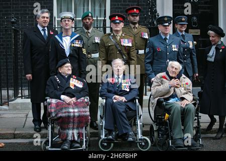 Photo du dossier datée du 11/11/08 de l'un des derniers anciens combattants de la première Guerre mondiale britannique, Harry Patch, 110 alors qu'il s'est joint au PM Gordon Brown à Downing Street après avoir assisté à une cérémonie au Cenotaph pour marquer la fin de la guerre il y a 90 ans aujourd'hui.Harry Patch le dernier ancien combattant survivant de la première Guerre mondiale est décédé aujourd'hui, 25/07/2009, âgé de 111 ans. Banque D'Images