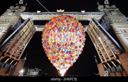 Pour la première fois dans l'histoire de Londres, Tower Bridge l'a levé pour laisser place à un ballon à air chaud dans les premières heures de ce matin.Le ballon, a été fait pour promouvoir le nouveau film de Disney Pixar 'UP'.Il a fallu environ 980 heures à une société basée à Bristol pour coudre et concevoir.540 ballons supplémentaires ont été cousus individuellement pour créer l'effet final et en tout 1650 mètres de tissu a été utilisé, ce qui est suffisant pour couvrir 17 et demi courts de tennis. Banque D'Images