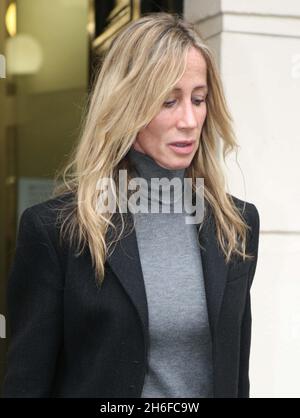 Michelle Young, la femme éloignée de Tycoon Scot Young soupçonnée de cacher 400 millions de livres dans une bataille amère de divorce, est photographiée aujourd'hui au tribunal dans le centre de Londres. Banque D'Images