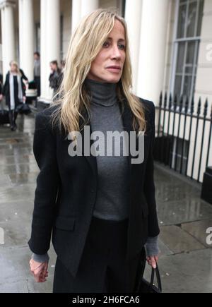 Michelle Young, la femme éloignée de Tycoon Scot Young soupçonnée de cacher 400 millions de livres dans une bataille amère de divorce, est photographiée aujourd'hui au tribunal dans le centre de Londres. Banque D'Images