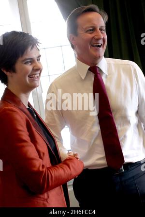 Le chef conservateur David Cameron est photographié dans son bureau de Westminster cet après-midi avec Chloe Smith, le nouveau député conservateur de Norwich-Nord. Banque D'Images