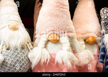 Nains de Noël rigolos colorés du folklore nordique (Nisse, Tante, Tonttu, Tomtenisse), poupées avec chapeaux roses, longues barbes blanches et tresses.Tradition Banque D'Images