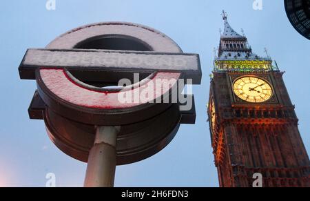 Vue générale de Big Ben à Westminster ce soir alors que la neige abondante continue de tomber à Londres. Banque D'Images