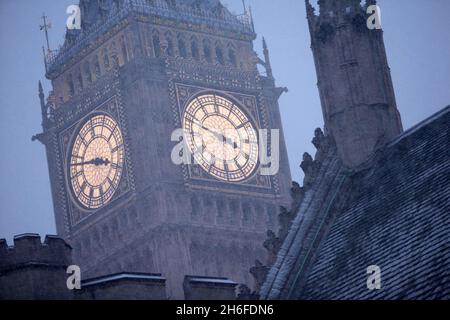 Vue générale de Big Ben à Westminster ce soir alors que la neige abondante continue de tomber à Londres. Banque D'Images