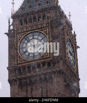 Vue générale de Big Ben à Westminster ce soir alors que la neige abondante continue de tomber à Londres. Banque D'Images