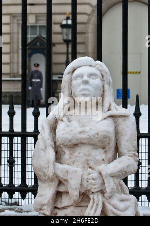 Une femme de neige « royale » a été créée à l'extérieur de Buckingham Palace dans le centre de Londres ce matin, alors que de la neige tombait dans la capitale. Banque D'Images
