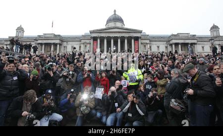 Plus de 3000 photographes ont participé à un rassemblement de photos de masse à Trafalgar Square, Londres, pour défendre la photographie de rue.Suite à une série de détentions de grande envergure par la police, en vertu de l'article 44 de la loi sur le terrorisme, les photographes ont estimé qu'il était temps de participer de masse à des professionnels et à des amateurs pour défendre leurs droits et mettre fin à l'abus des lois terroristes. Banque D'Images