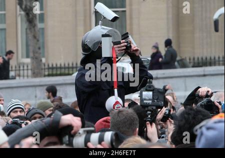 Plus de 3000 photographes ont participé à un rassemblement de photos de masse à Trafalgar Square, Londres, pour défendre la photographie de rue.Suite à une série de détentions de grande envergure par la police, en vertu de l'article 44 de la loi sur le terrorisme, les photographes ont estimé qu'il était temps de participer de masse à des professionnels et à des amateurs pour défendre leurs droits et mettre fin à l'abus des lois terroristes. Banque D'Images